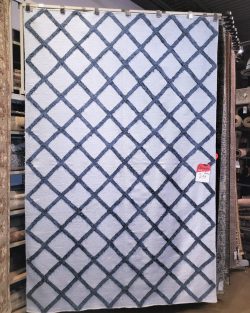 Hand-Knotted Decorative Diamond Pattern Rug