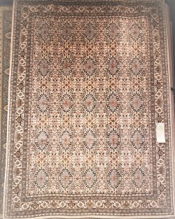 Traditional Decorative Machine-Made Rug *